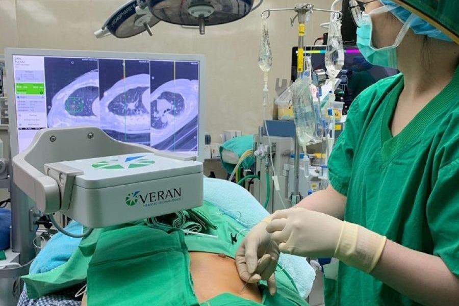 副本_ 02.圖中白色像盒子的東西是電磁導航偵測器，能偵測病人身上的貼片和胸腔外科醫師手中的定位針，幫醫師了解病人的呼吸狀態做定位。（照片提供／北榮胸腔外科）