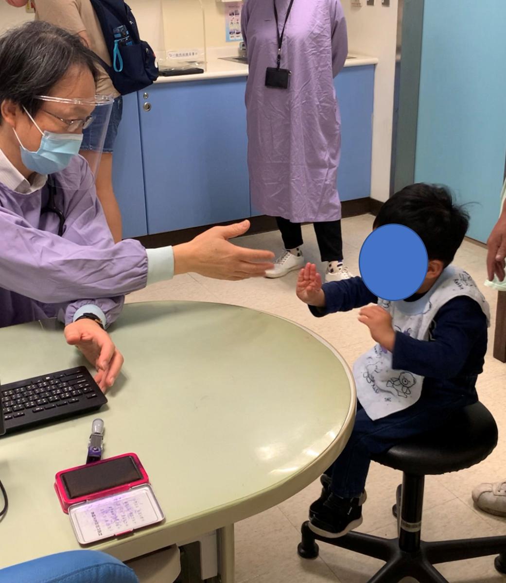 03.胡務亮門診看診照片2